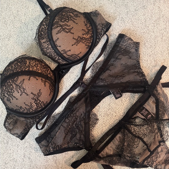 Victoria's Secret Black Lace Underwire Bra - Picture 1 of 7